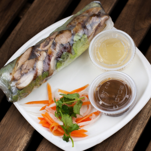 3. Rouleau au poulet (2 mcx) / Chicken Roll (2 pcs)